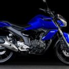 Yamaha FZ15 2025 azul em fundo preto.
