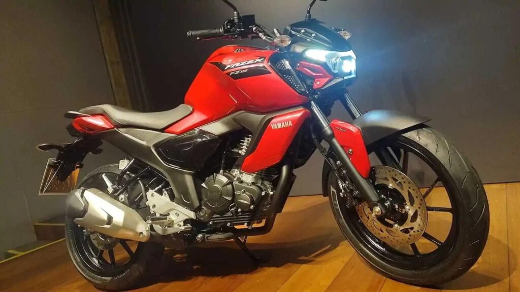Yamaha FZ15 2025 vermelha na diagonal.