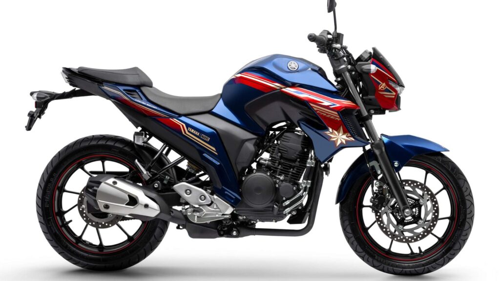 Yamaha FZ25 2025 azul e vermelha.