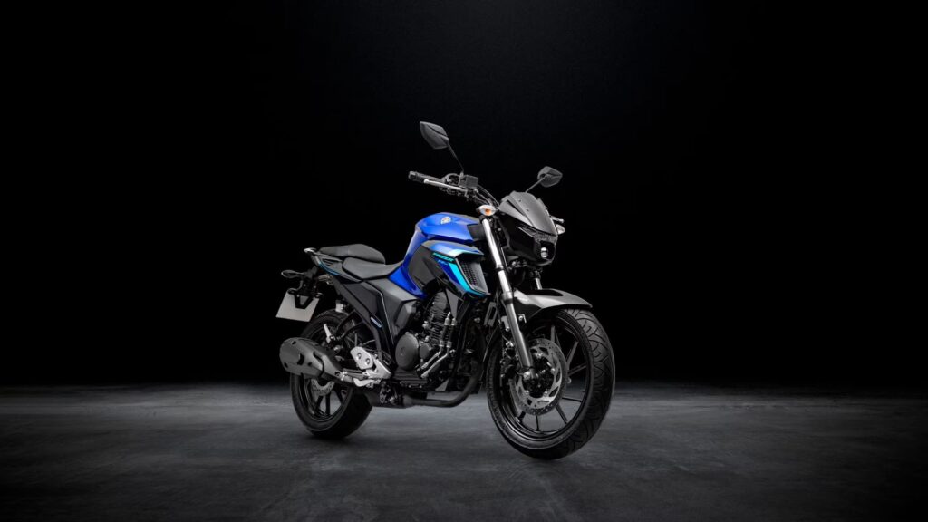 Yamaha FZ25 2025 em fundo preto.