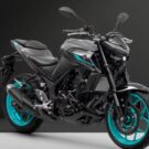 Yamaha MT-03 2025 em fundo preto.