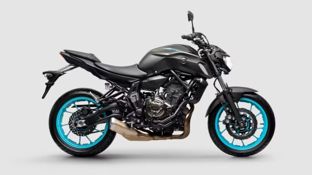 Yamaha MT-07 2025 em fundo branco.