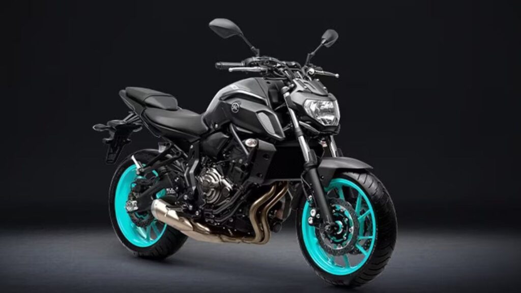 Yamaha MT-07 2025 preta em fundo preto.