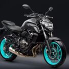 Yamaha MT-07 2025 preta em fundo preto.