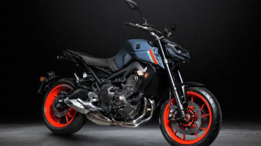 Yamaha MT-09 2025 com rodas laranjas.