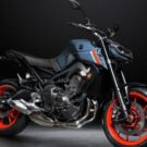 Yamaha MT-09 2025 com rodas laranjas.