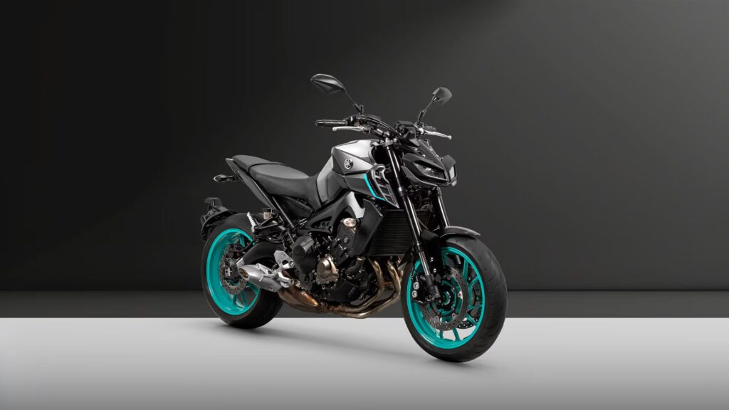 Yamaha MT-09 2025 preta em fundo preto.