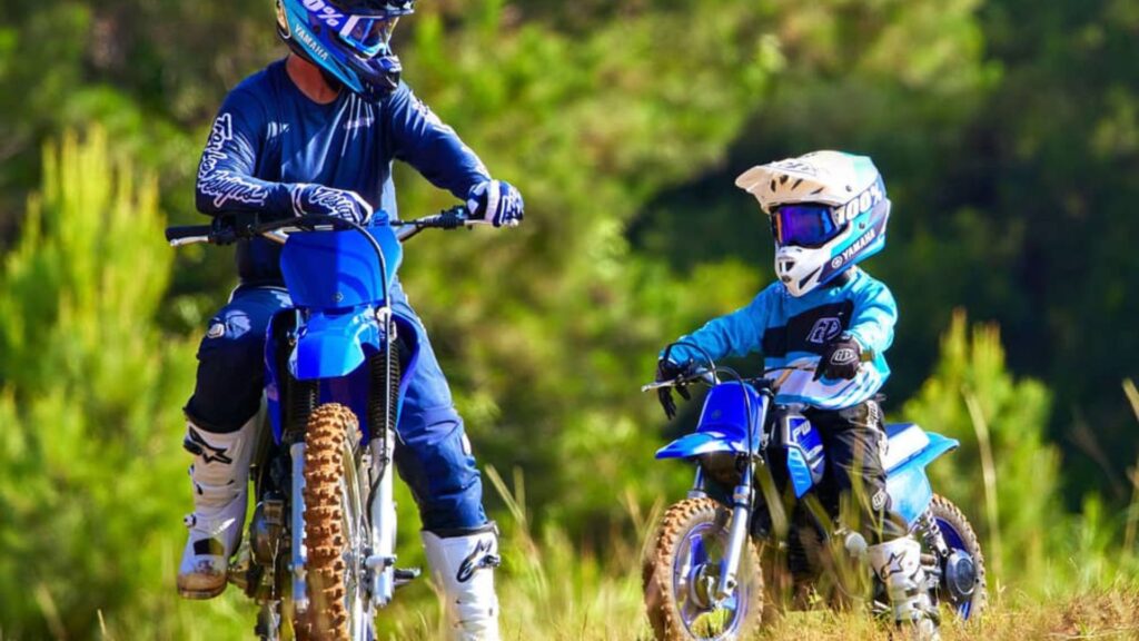 Yamaha PW50 2025 pequena e CRF de adulto.