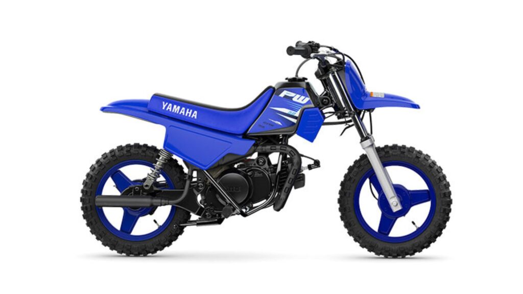 Yamaha PW50 2025 em fundo branco.