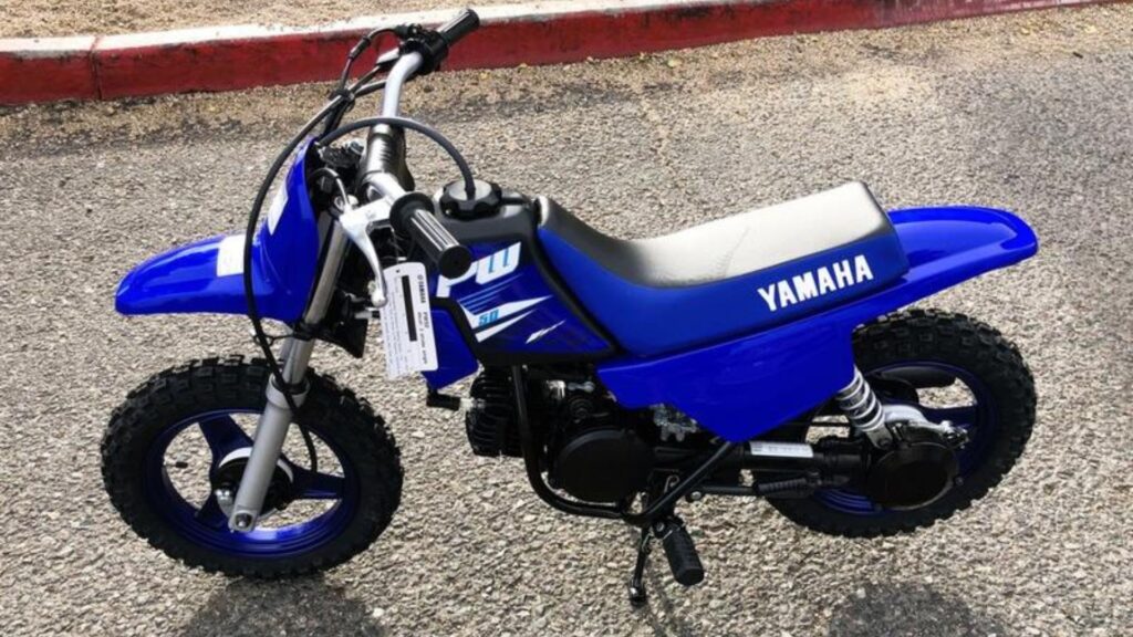 Yamaha PW50 2025 azul parada.