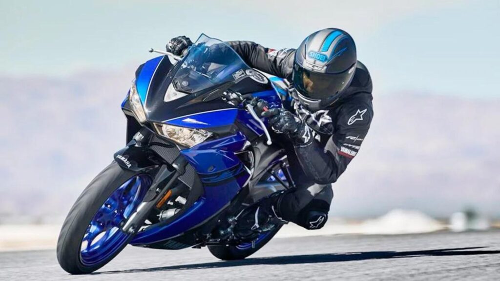 Yamaha R3 2025 em pista.