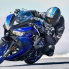 Yamaha R3 2025 em pista.