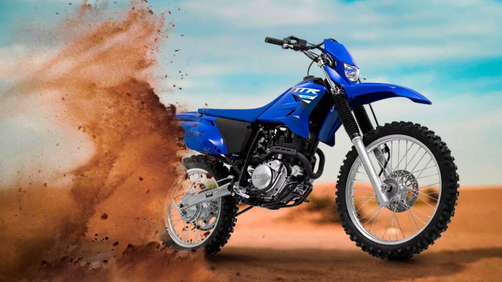 Yamaha TT-R 230 2025 com terra.