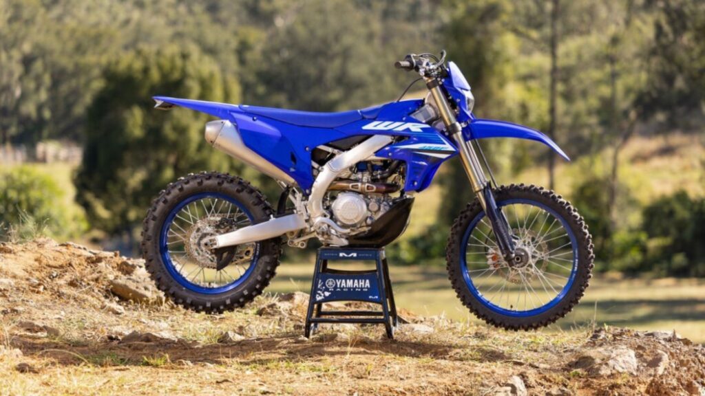 Lateral da Yamaha WR450F 2025.