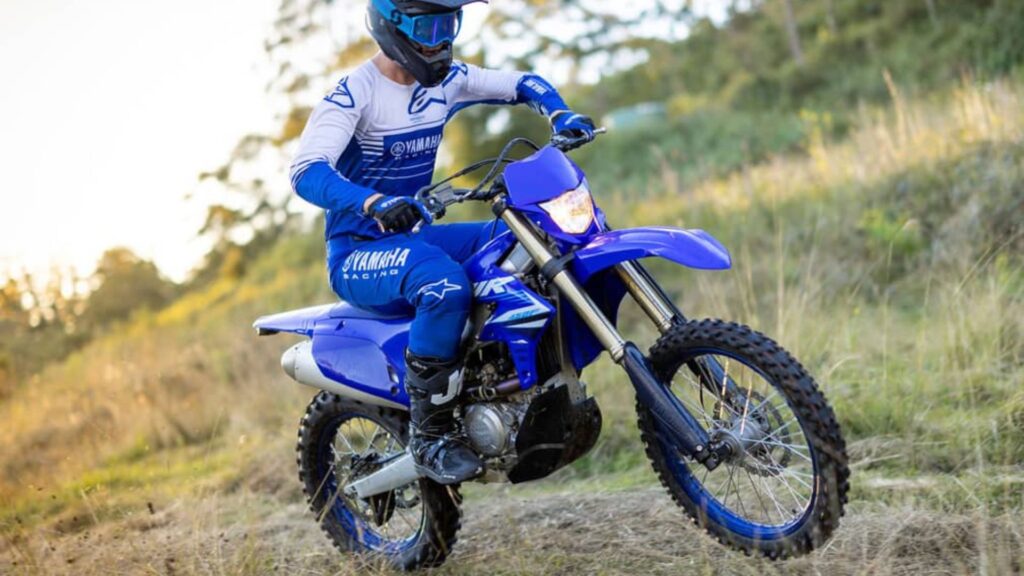 Yamaha WR450F 2025 no mato.
