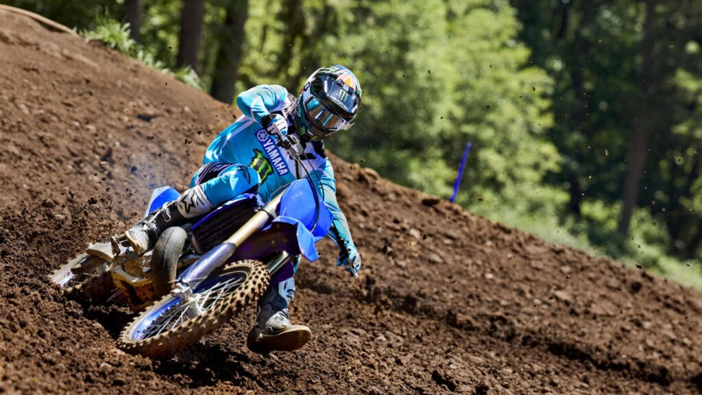 Yamaha YZ250 2025 no barro.