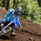 Yamaha YZ250 2025 no barro.