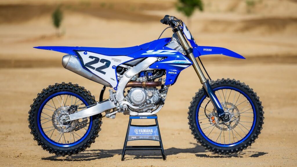 Yamaha YZ250F 2025 parada na areia.