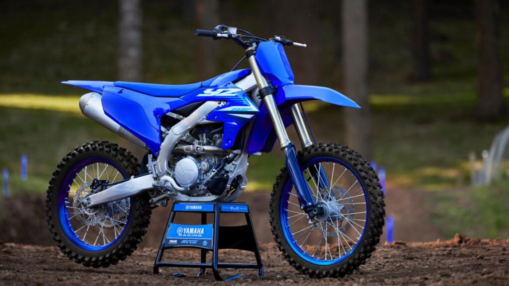 Yamaha YZ250F 2025 azul parada.
