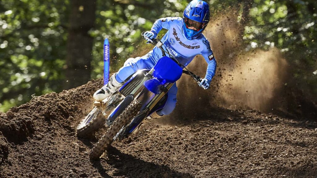 Yamaha YZ250F 2025 azul na pista.