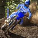 Yamaha YZ250F 2025 azul na pista.