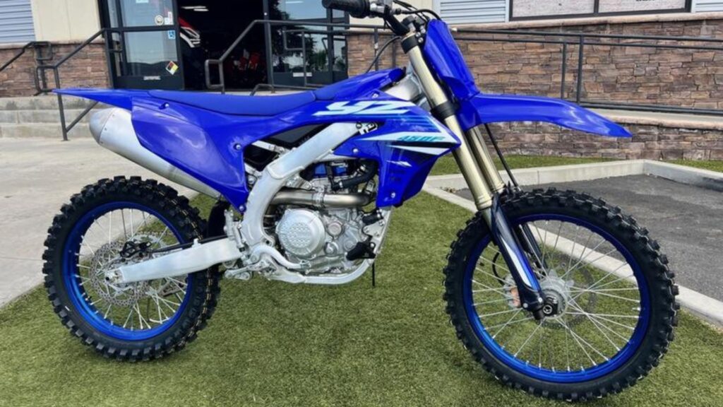 Yamaha YZ450F 2025 parada na grama.