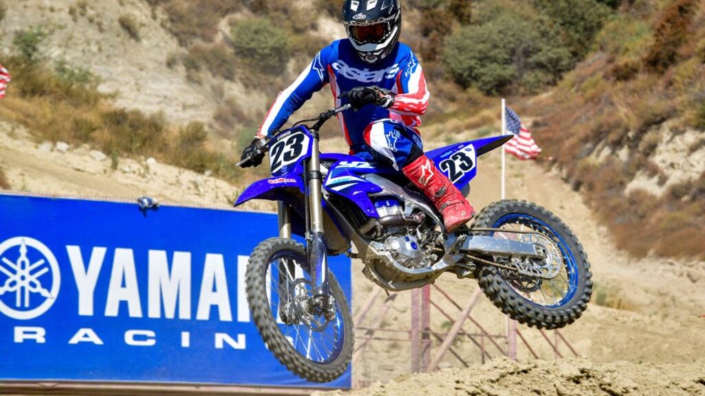 Yamaha YZ450F 2025 no ar.