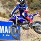 Yamaha YZ450F 2025 no ar.