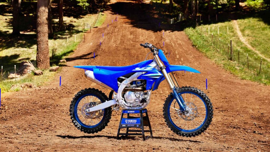 Yamaha YZ450F 2025 no descanso parada.