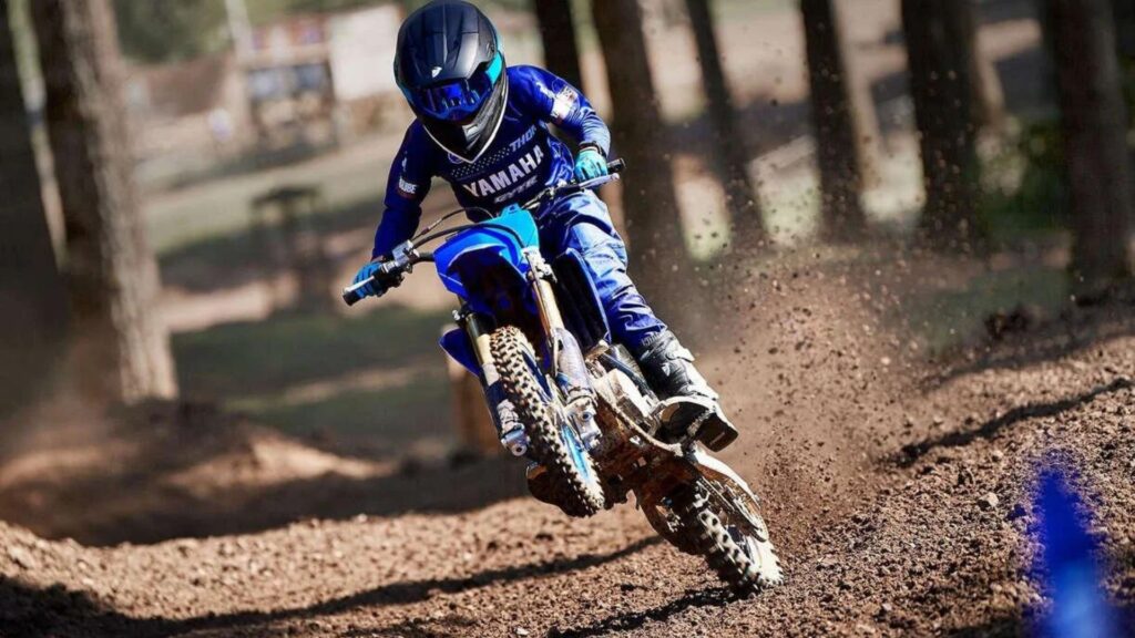 Yamaha YZ65 2025 empinando.