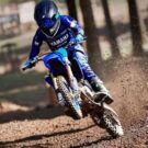 Yamaha YZ65 2025 empinando.