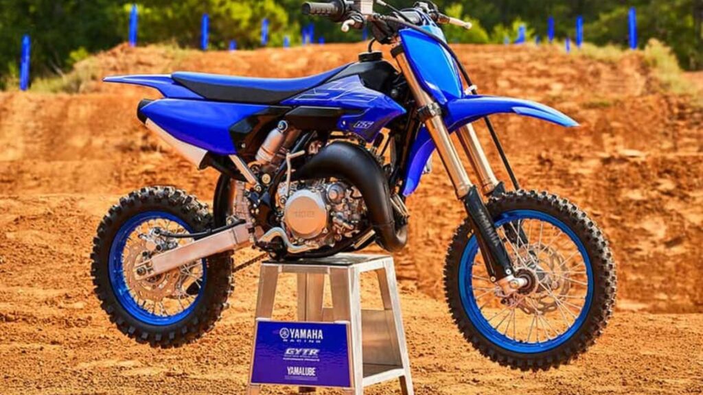 Yamaha YZ65 2025 parada no descanso.