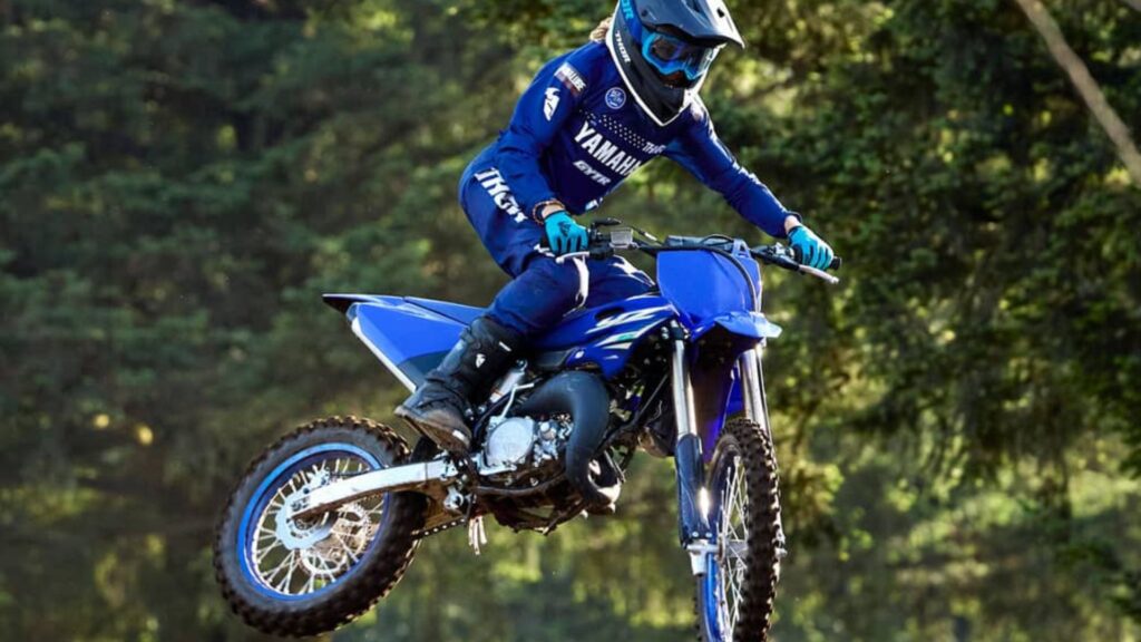Yamaha YZ85LW 2025 no ar.