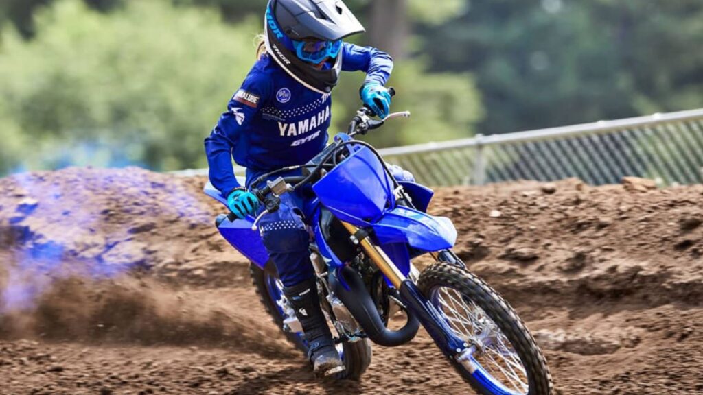 Yamaha YZ85LW 2025 na pista de motocross.