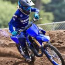 Yamaha YZ85LW 2025 na pista de motocross.