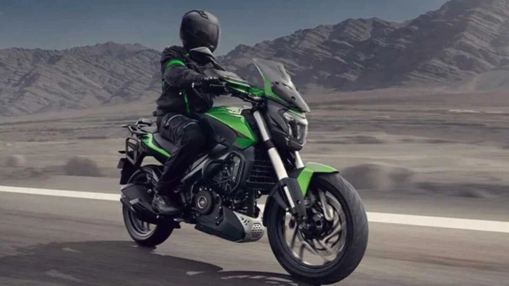 Bajaj Dominar 400 2025 em movimento.