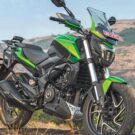 Bajaj Dominar 400 2025 na diagonal.