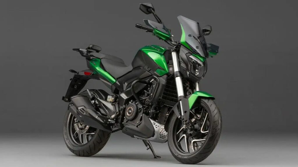 Bajaj Dominar 400 2025 na diagonal em fundo cinza.
