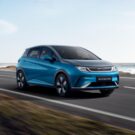 BYD Dolphin azul em movimento.