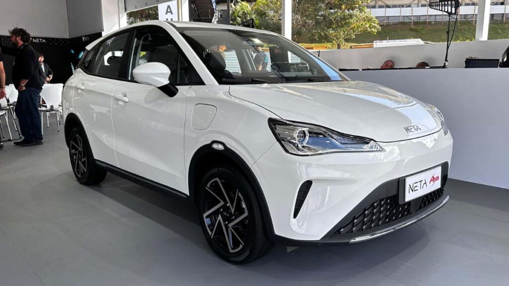 Carro do Neta branco.