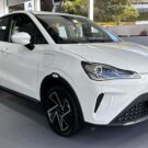 Carro do Neta branco.