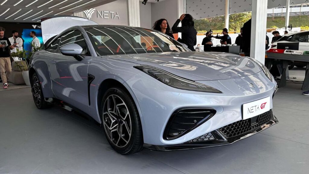 Carro do Neta cinza.