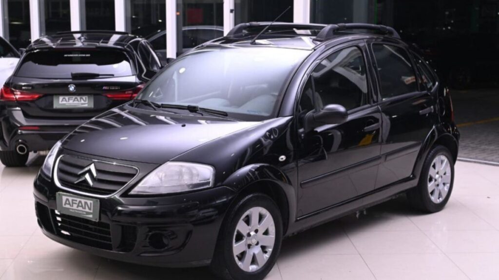 Citroen C3 preto na diagonal.