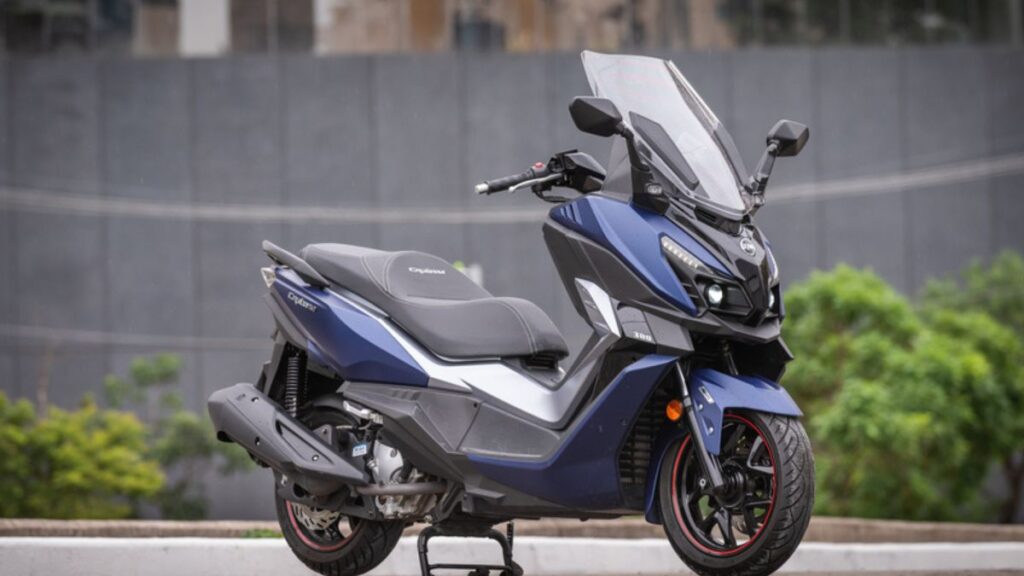 Dafra Cruisym 300 2025 na diagonal.