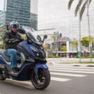 Dafra Cruisym 300 2025 em movimento na estrada.