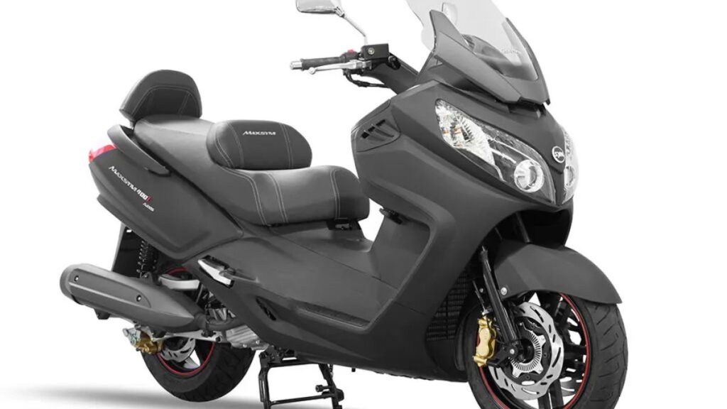 Dafra Maxsym 400 2025 na diagonal em fundo branco.