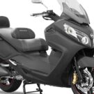 Dafra Maxsym 400 2025 na diagonal em fundo branco.