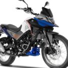 Dafra NH 190 2025 na diagonal em fundo branco.