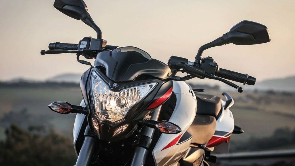 Dianteira da Bajaj Dominar 160 2025.