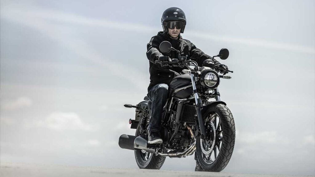 Dianteira da Kawasaki Eliminator 500 2025 preta com homem em cima.